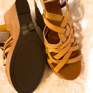 Momo women’s sandals size 6